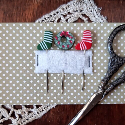 Puntini Puntini Christmas Stockings Pin Set